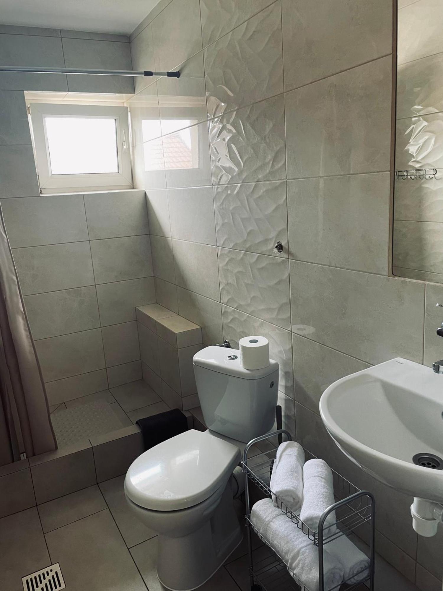 Leona Apartment